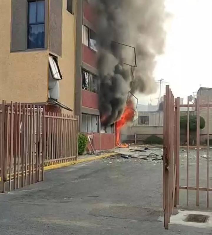 Explosión por acumulación de gas en departamento de Tlalnepantla deja tres lesionados