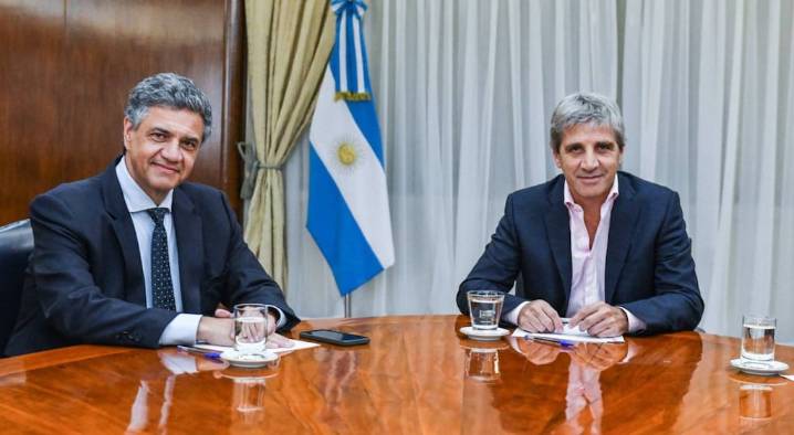 Luis Caputo y Jorge Macri se reúnen para negociar que la deuda de la coparticipación se incluya en el Presupuesto 2026