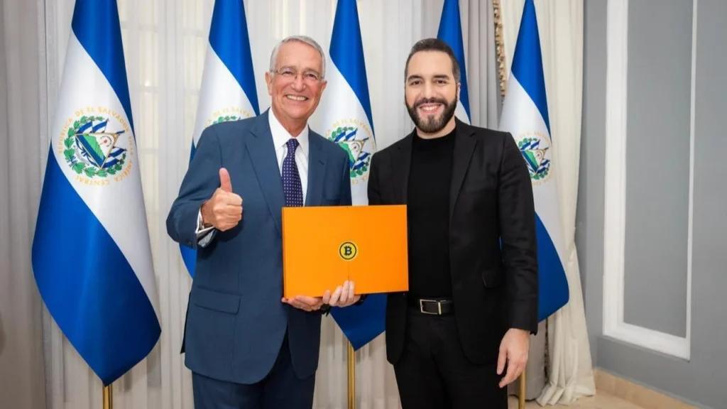 En visita con Bukele, Salinas Pliego presume que le declararía la guerra al crimen