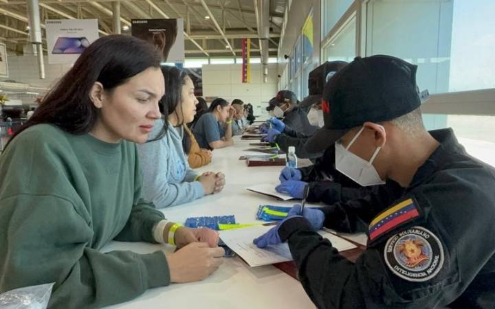 Retornan al país 298 venezolanos provenientes de Texas, EEUU