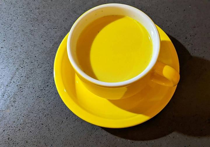 Qué es la leche dorada y por qué conquista las tazas de medio mundo