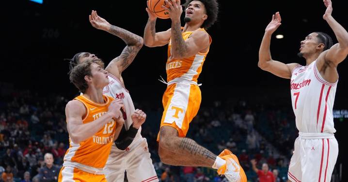 Gillespie's free throws lift Tennessee past Houston