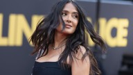 Salma Hayek presume el vestido con lentejuelas y escote ideal para Navidad