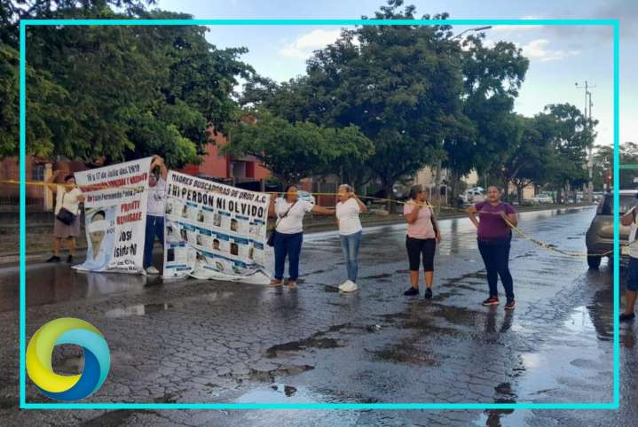 Bloquean ‘Madres Buscadoras’ la avenida Nichupté; exigen cárcel para Santamaría