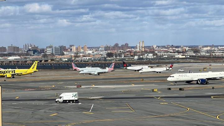 At LaGuardia Airport, 2 United planes bump on taxiway