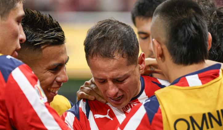 Marcó gol Chicharito en su último partido con Chivas; rompió en llanto