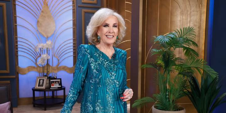 A puro glamour y elegancia, Mirtha Legrand deslumbró con un vestido bordado con rosas y paillettes