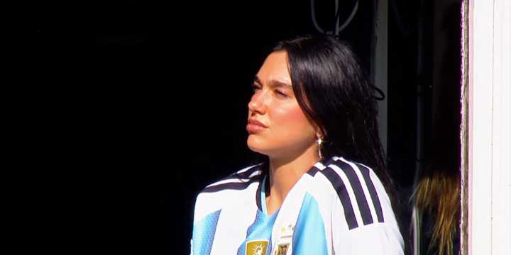 Con los colores de la Selección, Dua Lipa dijo presente en La Bombonera: el Superclásico que jugaron Boca y River con la artista