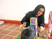 Actores de ‘El Rey León’ conviven con niños autistas previo a función relajada