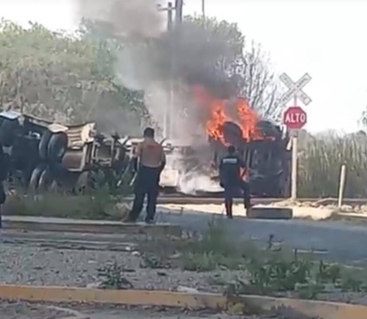 Tula: pipa se incendia tras intentar ganarle el paso al tren