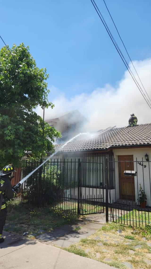 Incendio afectó a dos casas en Rancagua.
