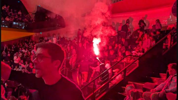 La música no amansa a las fieras: gritos contra Israel, bengalas y 4 detenidos... en un concierto de la Filarmónica