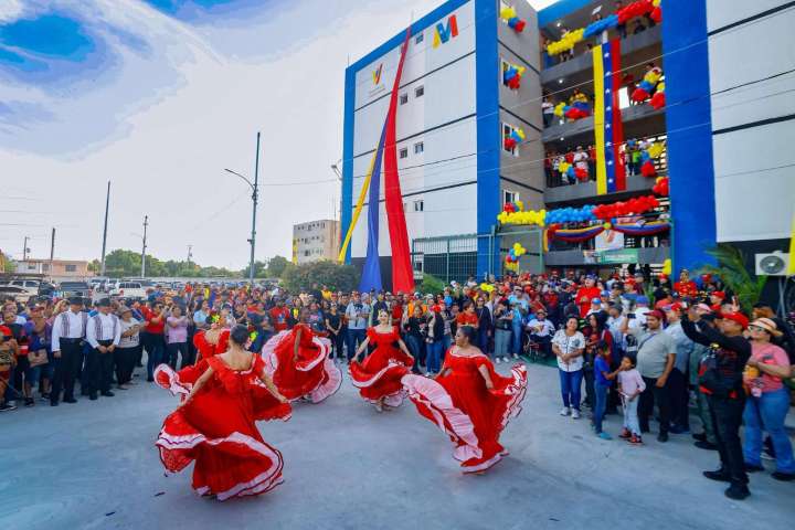 Un nuevo comienzo: Familias renacen tras la explosión de pirotécnicos con casas renovadas