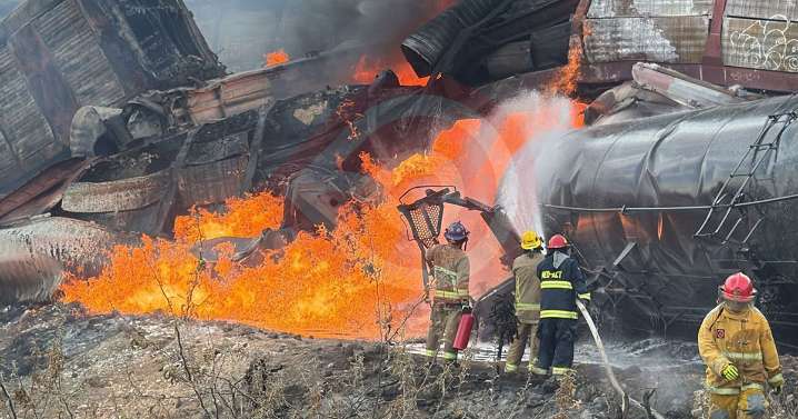 Tren de carga se descarrila y se incendia