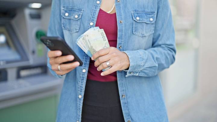 Claves Ipsos: Casi la mitad de los hogares chilenos no logra llegar a fin de mes