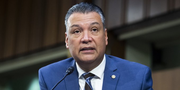 El senador latino Alex Padilla descarta su candidatura a gobernador de California