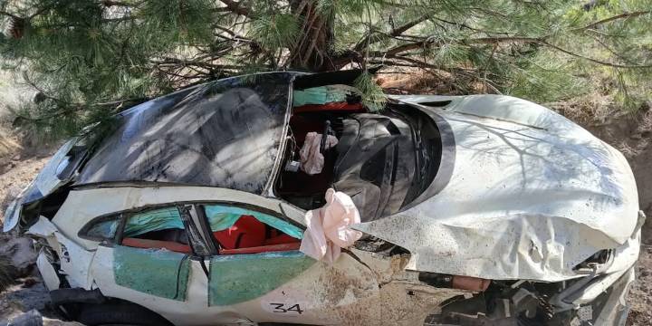 Neuquén: volcó una Ferrari de 380 mil dólares en la Ruta de los Siete Lagos durante un evento de autos de lujo