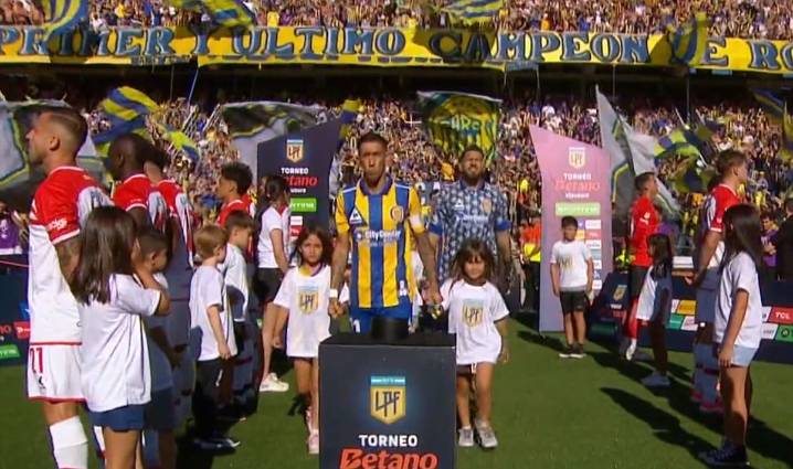 Ni lo miró. Estudiantes y un gesto de desplante: le hizo el pasillo de “campeón” a Central en Rosario, pero... de espaldas