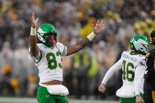 No. 6 Oregon escapes with 18-16 win over Iowa on Sappington's field goal with 3 seconds left