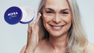 El aviso de una experta en cosmética sobre la crema Nivea: no combate las arrugas y lo estás haciendo mal