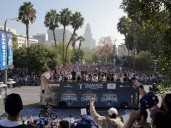 Los Ángeles se tiñe de azul; desfilan los Dodgers por las calles de Los Ángeles