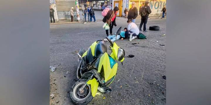 Taxista se da a la fuga tras atropellar a motociclista en la Central de Abasto