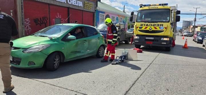 Conductor atrapado tras colisión en Errázuriz con Armando Sanhueza; la responsable se dio a la fuga