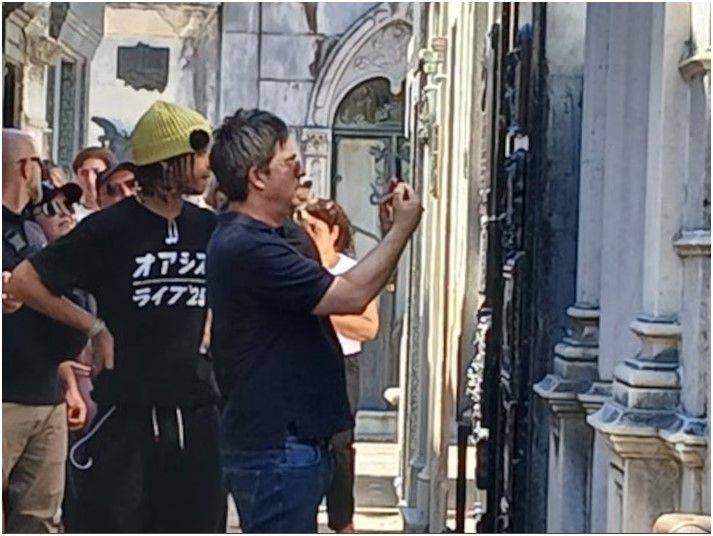 Noel Gallagher en Argentina: las imágenes de su visita al Cementerio de la Recoleta y el recorrido por La Bombonera