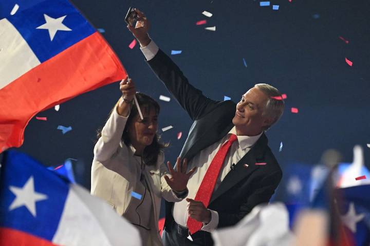 Las encuestas. Kast y Jara cierran sus campañas en Chile con acusaciones cruzadas y  discursos centrados en la inseguridad