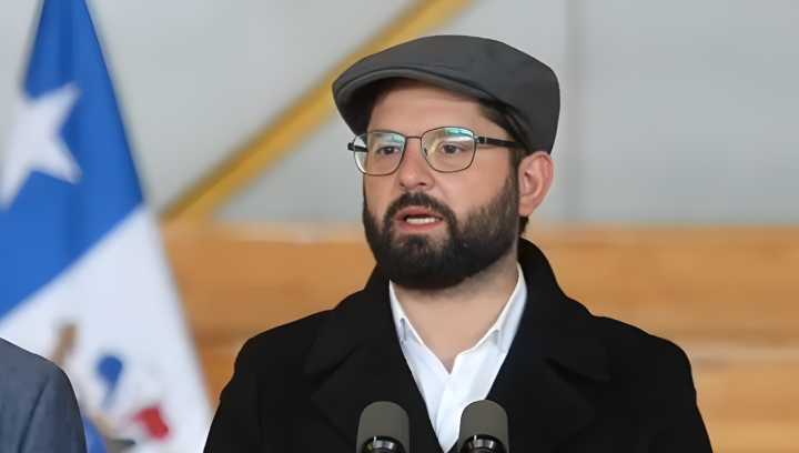 Candidatos, AC a Pardow y reclamos regionales: Las claves del discurso del Boric desde su local de votación en Punta Arenas