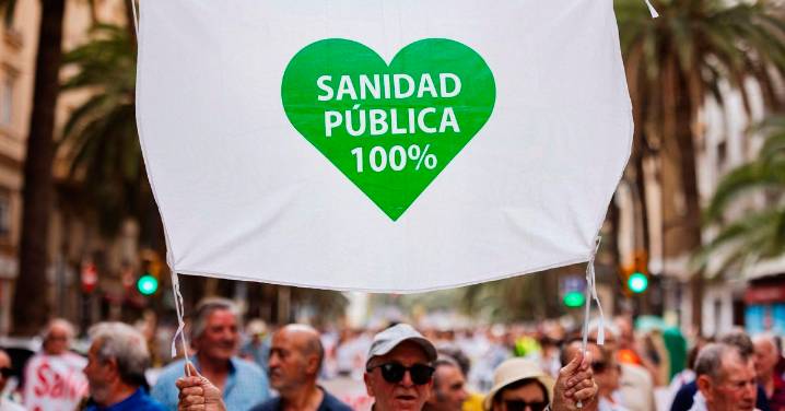Manifestación por la sanidad pública en Málaga en plena crisis por los cribados del cáncer de mama