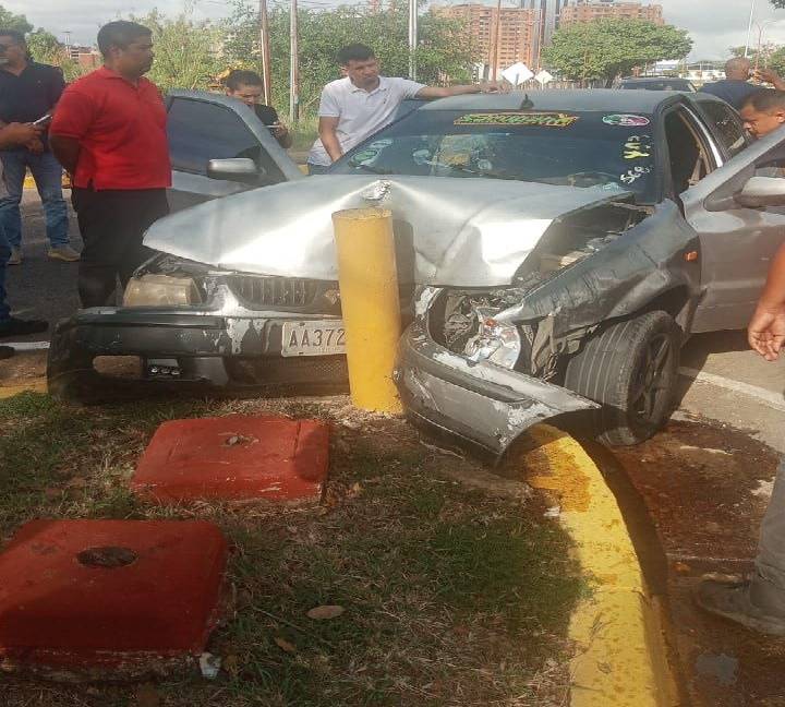 Conductor pierde control y choca contra objeto fijo en Paseo Caroní