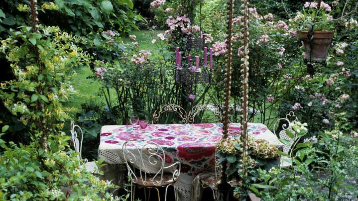 The Flower You'll See Everywhere In 2026 That Embraces The Gothic Garden Trend