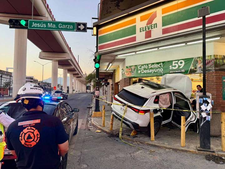 Auto provoca que camioneta ingrese a tienda Eleven; 2 lesionados