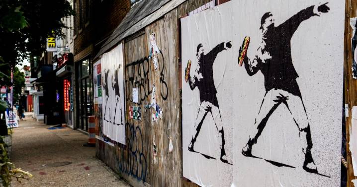 Man who threw sandwich at agent found not guilty of assault