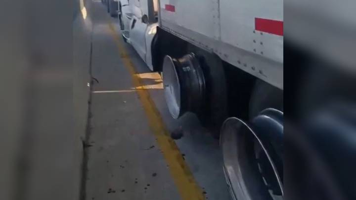 Delincuentes desvalijan trailers varados durante el bloqueo en el Arco Norte en Puebla