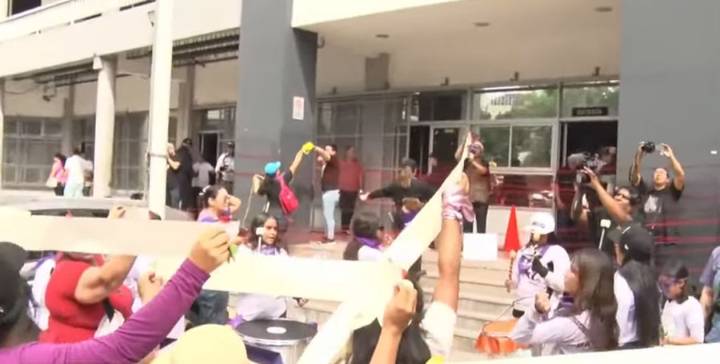 Mujeres protestan frente al MP exigiendo más recursos y eliminación de violencia doméstica