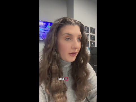 No you can’t give gift cards to TSA agents