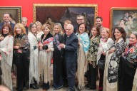 La exposición "Entre hilos y vuelos" revive la tradición del mantón y la mantilla en Granada