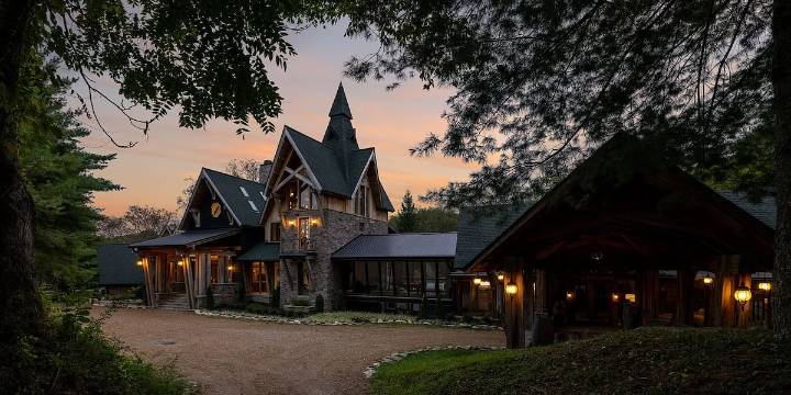 Dark Horse Estate, studio Taylor Swift, Dolly Parton and more used, is up for sale