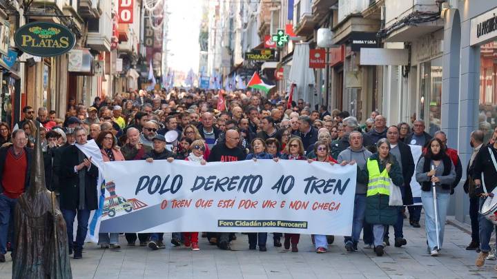 Multitudinaria manifestación en Ferrol por un ferrocarril del siglo XXI: «Toda a xente quere un tren decente»