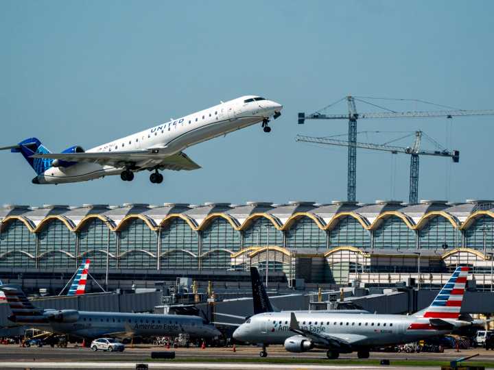 Una amenaza de seguridad contra un vuelo de United Airlines obligó a suspender vuelos en el aeropuerto de Washington DC
