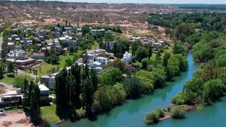 Costa del río en Neuquén: la guía de lugares habilitados para disfrutar con mascotas este verano