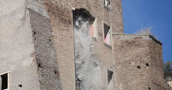 Italia: Torre medieval que era renovada se derrumba parcialmente en pleno centro de Roma
