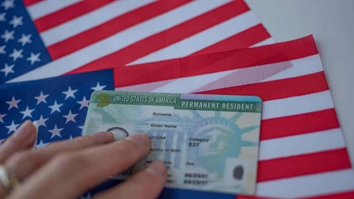 EE. UU. someterá a revisión rigurosa las ‘green cards’ de cubanos y venezolanos