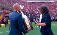 Carles Puyol se negó a levantar la Copa Libertadores en el Estadio Monumental