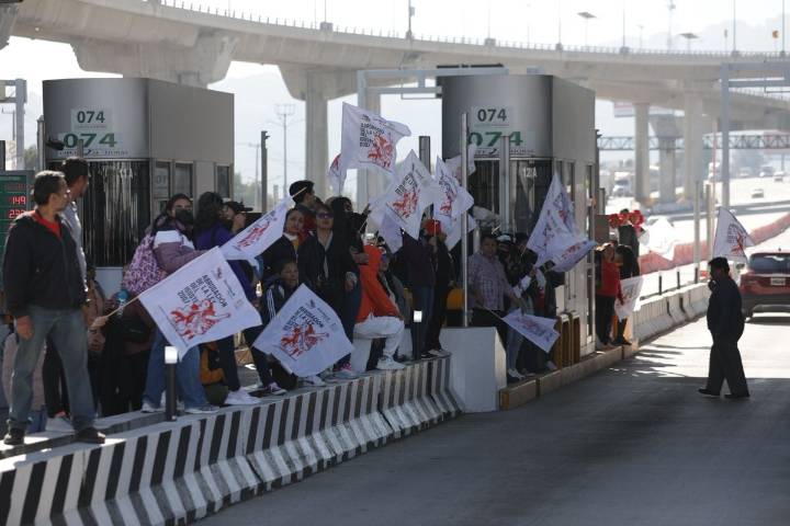 Profesores de la CNTE dan "paso libre" en casetas de la México