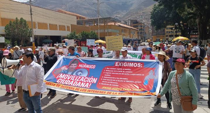 Ciudadanos protestan contra SEDA Huánuco por elevado costo del servicio de agua potable