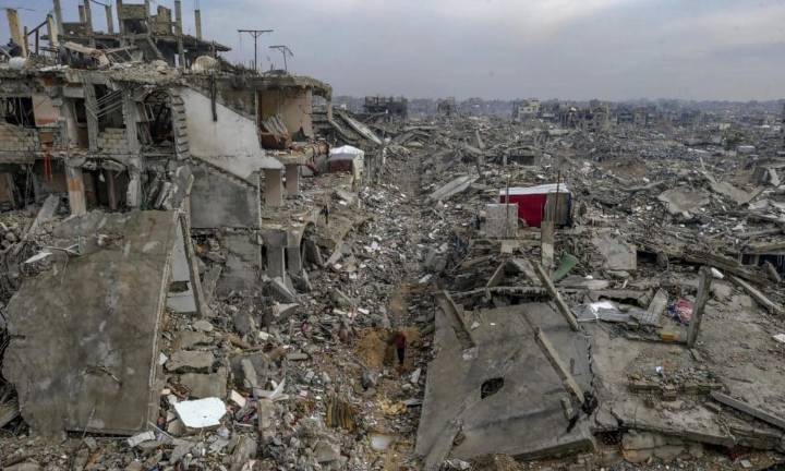 Israel bombardea por tierra, mar y aire el norte y el sur de Gaza pese al alto el fuego