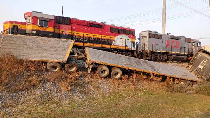 Tráiler intenta ganarle el paso al tren y es impactado en Apodaca